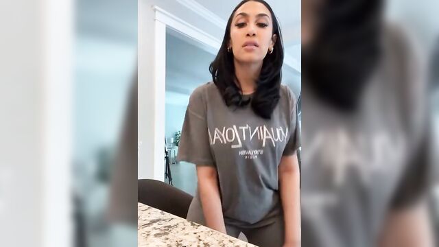 Queen Naija Exposes Camel Toe