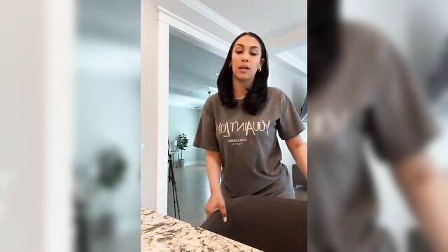 Queen Naija Exposes Camel Toe