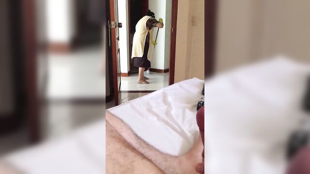 DICK FLASHING THE MAID WITH THE DOOR OPEN – SHE LIKES TO WATCH