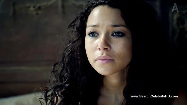 Jessica Parker Kennedy and Hannah New - Black Sails S01E02