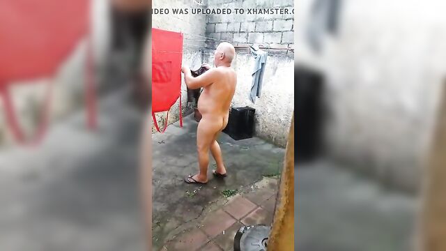 Filmou o pai pelado lavando roupa