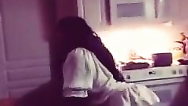 Deelishis Twerking In Night Gown