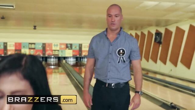 Valerie Kay Sean Lawless - Bowling For The Bachelor