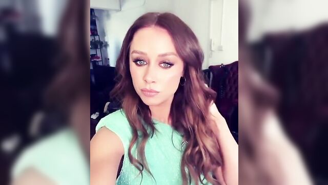 Una Healy looking beautiful in light blue top