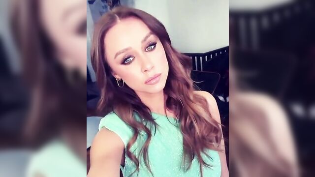 Una Healy looking beautiful in light blue top