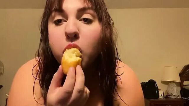 BBW Kayla Paolini stuffing a twinkie in her fanny