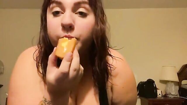 BBW Kayla Paolini stuffing a twinkie in her fanny