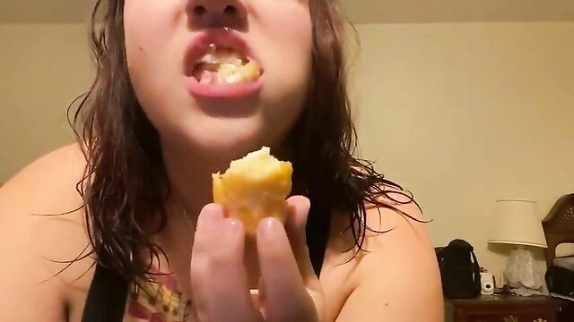 BBW Kayla Paolini stuffing a twinkie in her fanny