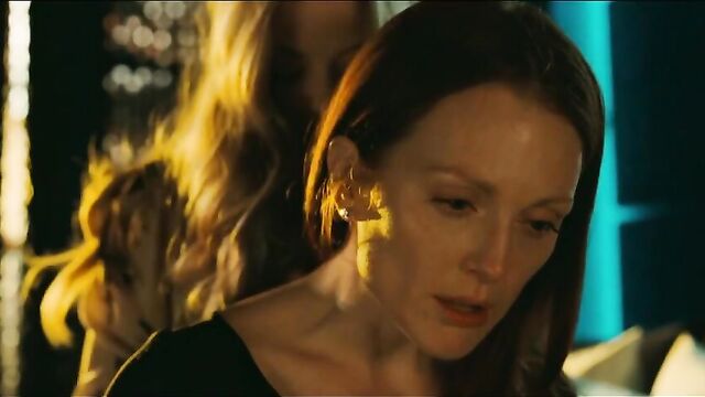 Amanda Seyfried & Julianne Moore - Chloe (2009)