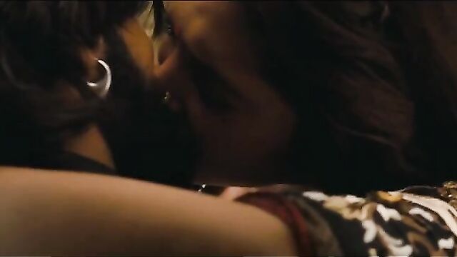 Deepika Padukone – Hot Kissing Scenes