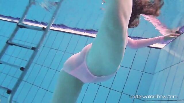 Enjoy Roxalana underwater naked in pool