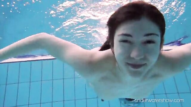 Enjoy Roxalana underwater naked in pool