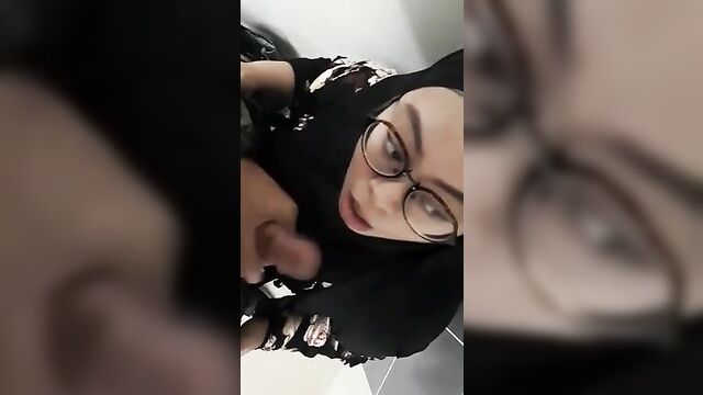 Indonesia - Hijab Hitam Nyepong Ditoilet