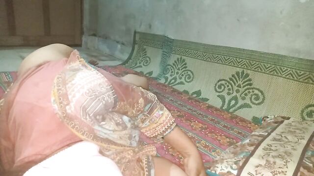 Desi sexy video bedroom mein Aaj sex Kiya Begum ke sath aur maja Aaya