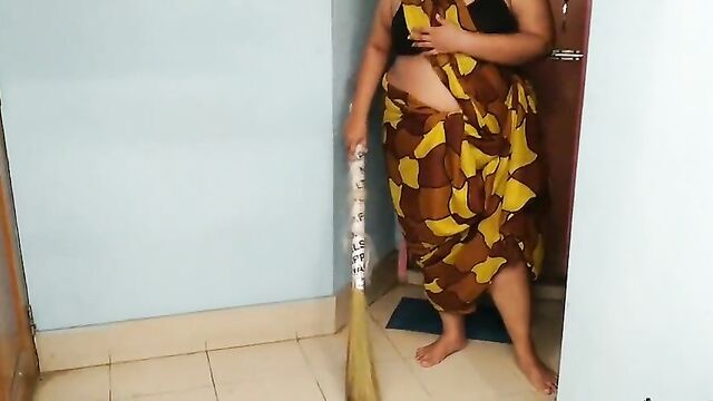 (Tamil Maid Ki Jabardast Chudai malik ke beta) Indian Maid Fucked by the owner's son while sweeping house - Huge Ass Cum