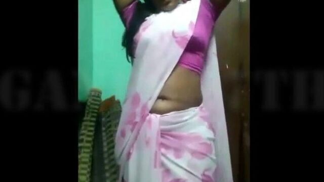 Tamil aunty gets naked during dress change