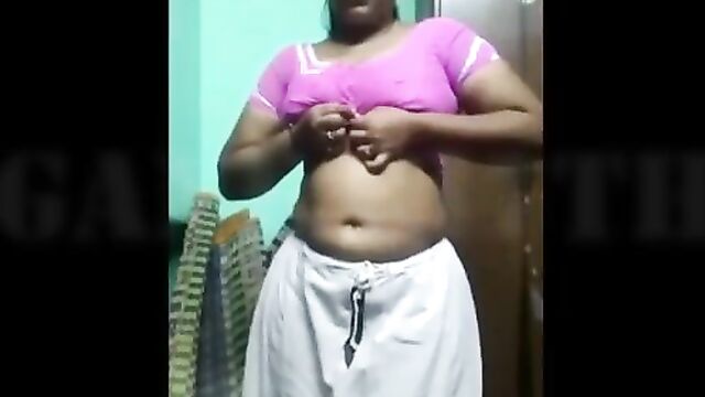 Tamil aunty gets naked during dress change