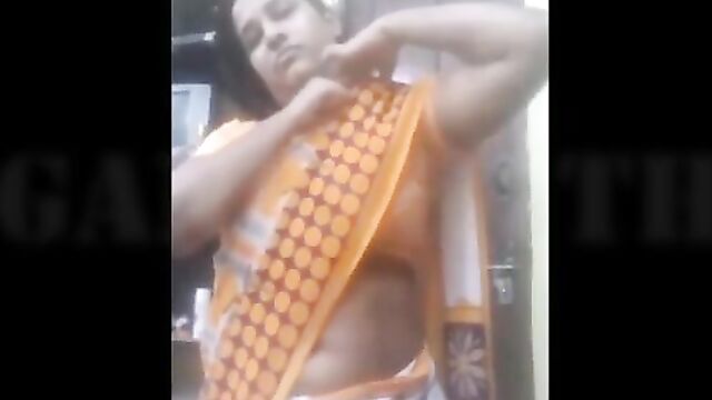 Tamil aunty gets naked during dress change