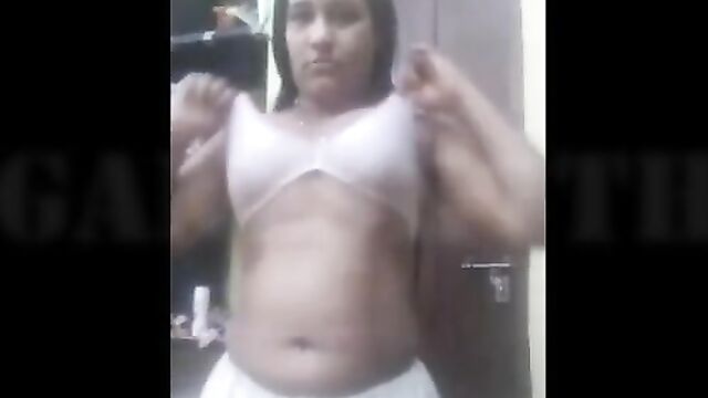 Tamil aunty gets naked during dress change