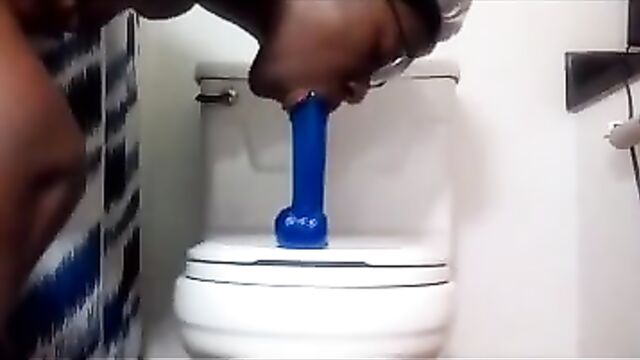 A CLAPPING PHAT ASS AND BLUE DILDO