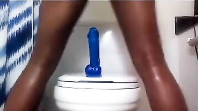 A CLAPPING PHAT ASS AND BLUE DILDO