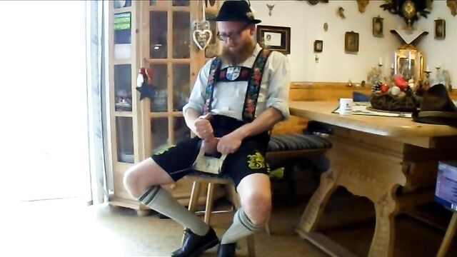 Bayernbursch edging and cumming in Lederhosen