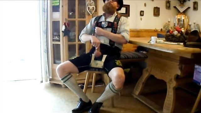 Bayernbursch edging and cumming in Lederhosen