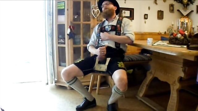 Bayernbursch edging and cumming in Lederhosen