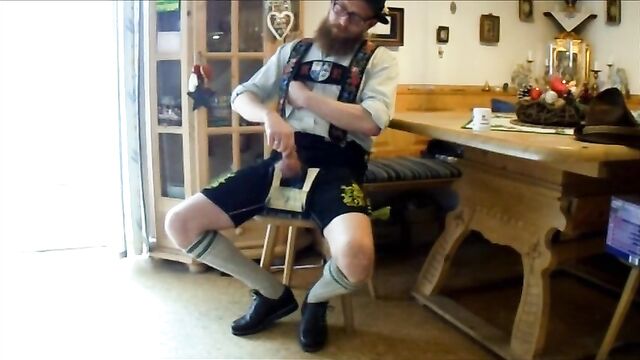 Bayernbursch edging and cumming in Lederhosen