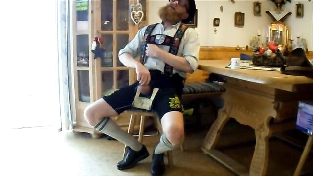 Bayernbursch edging and cumming in Lederhosen