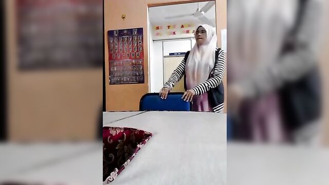 Malay- cikgu bertudung ramas tetek