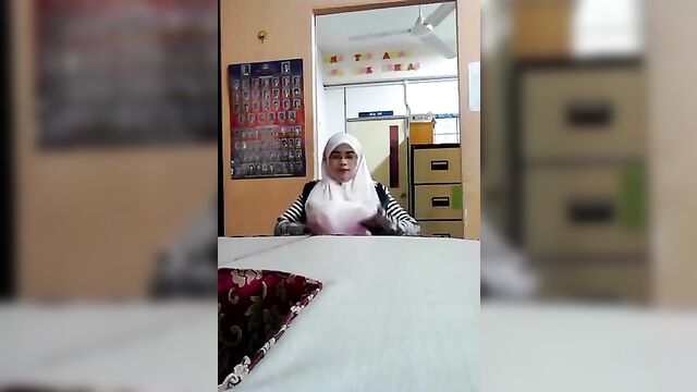 Malay- cikgu bertudung ramas tetek