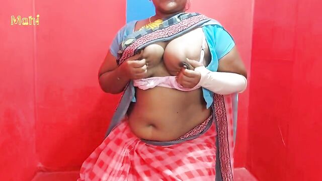 Homemade Tamil Mahi aunty showing boobs and pussy in sareee also Fingering and moaning so hot...