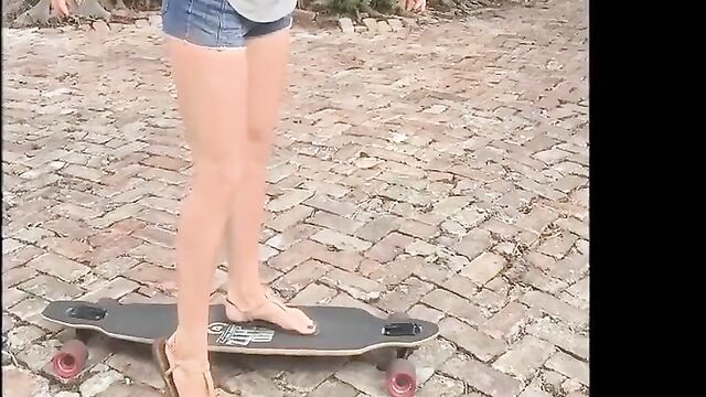 Sexy feet of hot babe Amanda Cerny