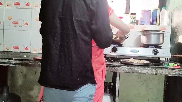 Kitchen me kam karate Samy bhabhi ko sahab ne chod diya hard fucking