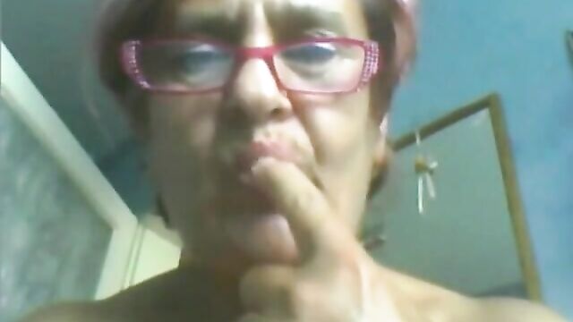 Granny, 60+ yo, shows herself on webcam! Amateur!