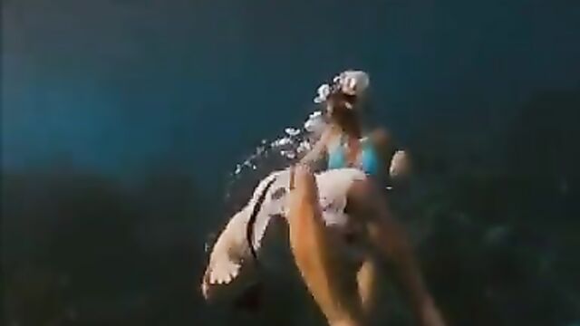 Jessica Alba very sexy dive