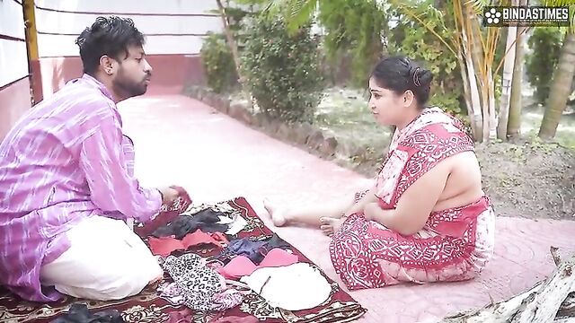 Desi Bra and Panty Salesman Bade Bade Dudhwali Gao ki Chhori Ko Bra ke badale Chod Diya Maje Lekar ( Hindi Audio )