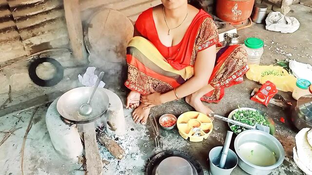 Komal chulhe par roti bana rahi thi yahi ishara kar diya