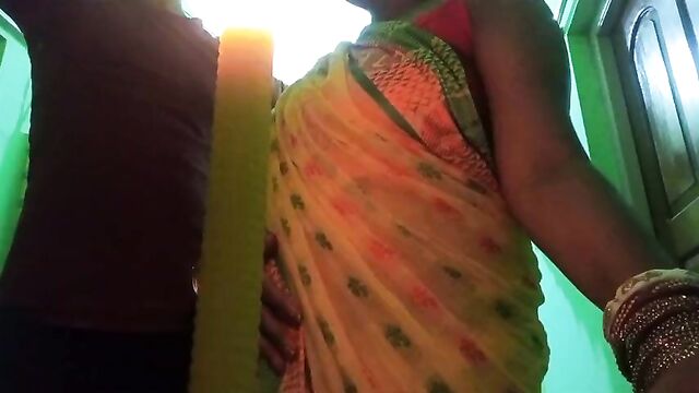 Bhabhi Ne Light Thik Karne Aaya Electrician Se Apny Pussy Ki Pyas Bhujayi