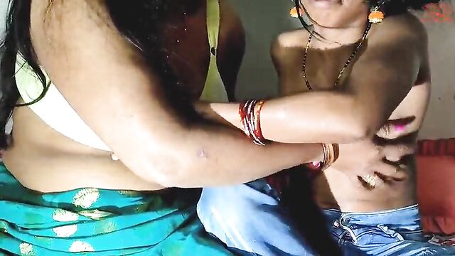 Two Desi Indian Bhabhi Cocumber Sex On camera Do Bahno ne kiya kheere sex camera ka samne