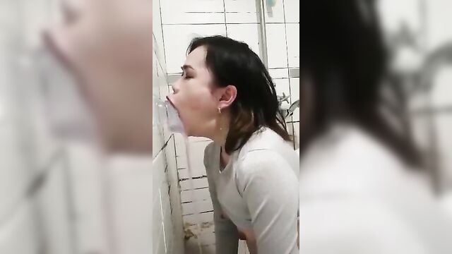 Amazing Asian deepthroating her dildo