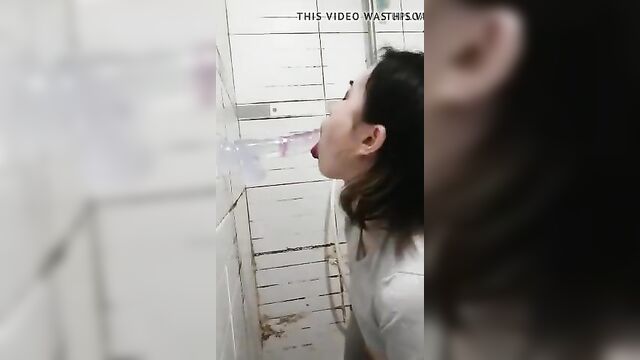 Amazing Asian deepthroating her dildo