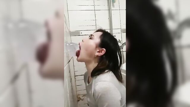 Amazing Asian deepthroating her dildo