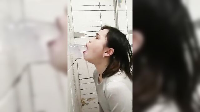 Amazing Asian deepthroating her dildo