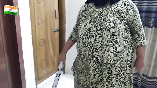 While sweeping room Pakistani hotel maid a guest seduced by her big ass & big tits then fucked her ass & cum in pussy
