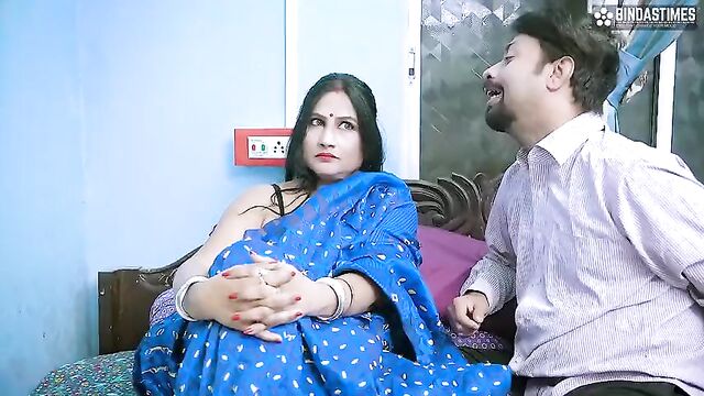 Riya bhabhi ko padosi ke ladke ne khub jor jor se choda aur sperm gira dala condom se bahar