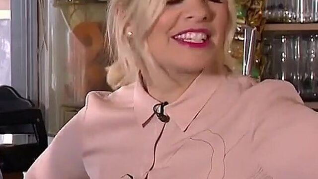 HOLLY WILLOUGHBY BRA PEEK