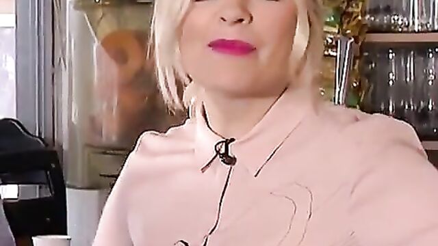 HOLLY WILLOUGHBY BRA PEEK