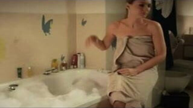 Martina Hill nimmt ein Bad